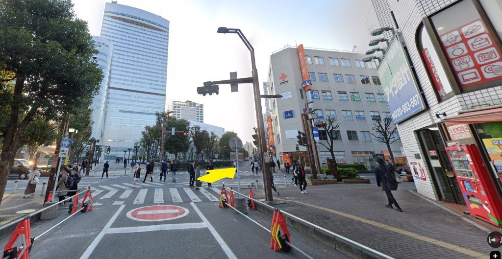 ソニックシティと東京スター銀行の間の道を直進する交差点の写真