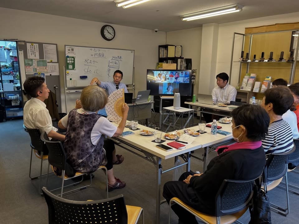 お茶を囲む学習会の様子