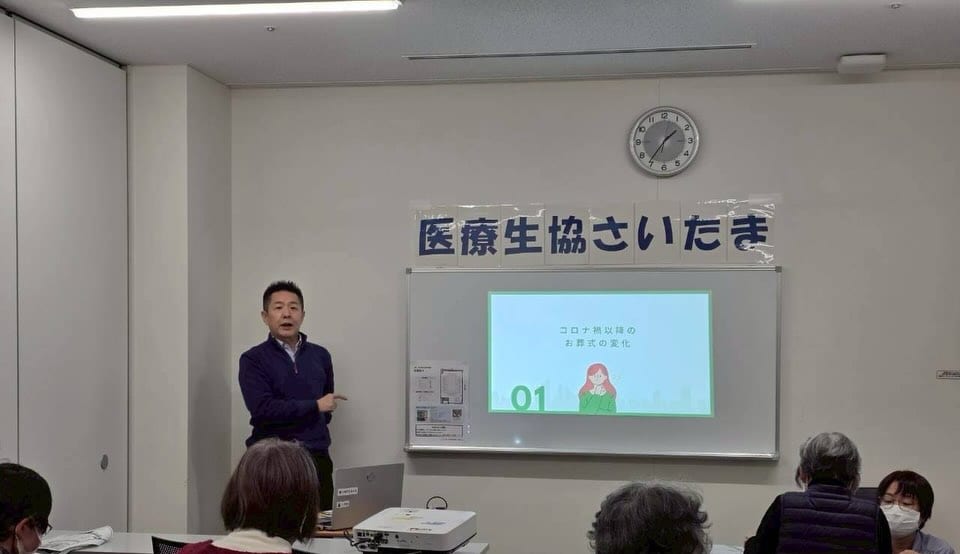 医療生協さいたまの会場で、吉澤がスクリーンを使って講座を行う様子